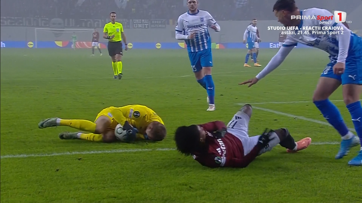 Intrare dură la Universitatea Craiova - Sparta Praga: mijlocașul cehilor i-a dat un genunchi în cap lui Isenko » Trebuia eliminat?