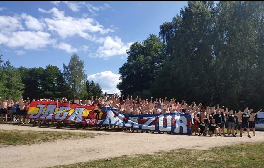 Incidente grave, înaintea duelului din această seară » Huligani înarmați cu ciocane și bâte au atacat autocarele!