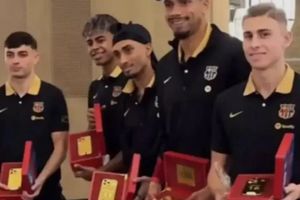 Vizită surpriză în cantonamentul Barcelonei » O companie auto le-a oferit jucătorilor cadouri aurite!