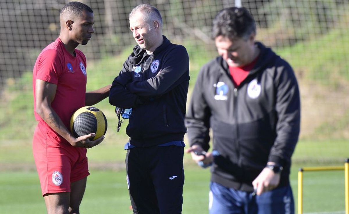 Gaz Metan // Edi Iordănescu, discurs dur: „Folosiți-vă toți neuronii, altfel luați avionul și plecați!” + jucătorii medieșenilor, baie în mare