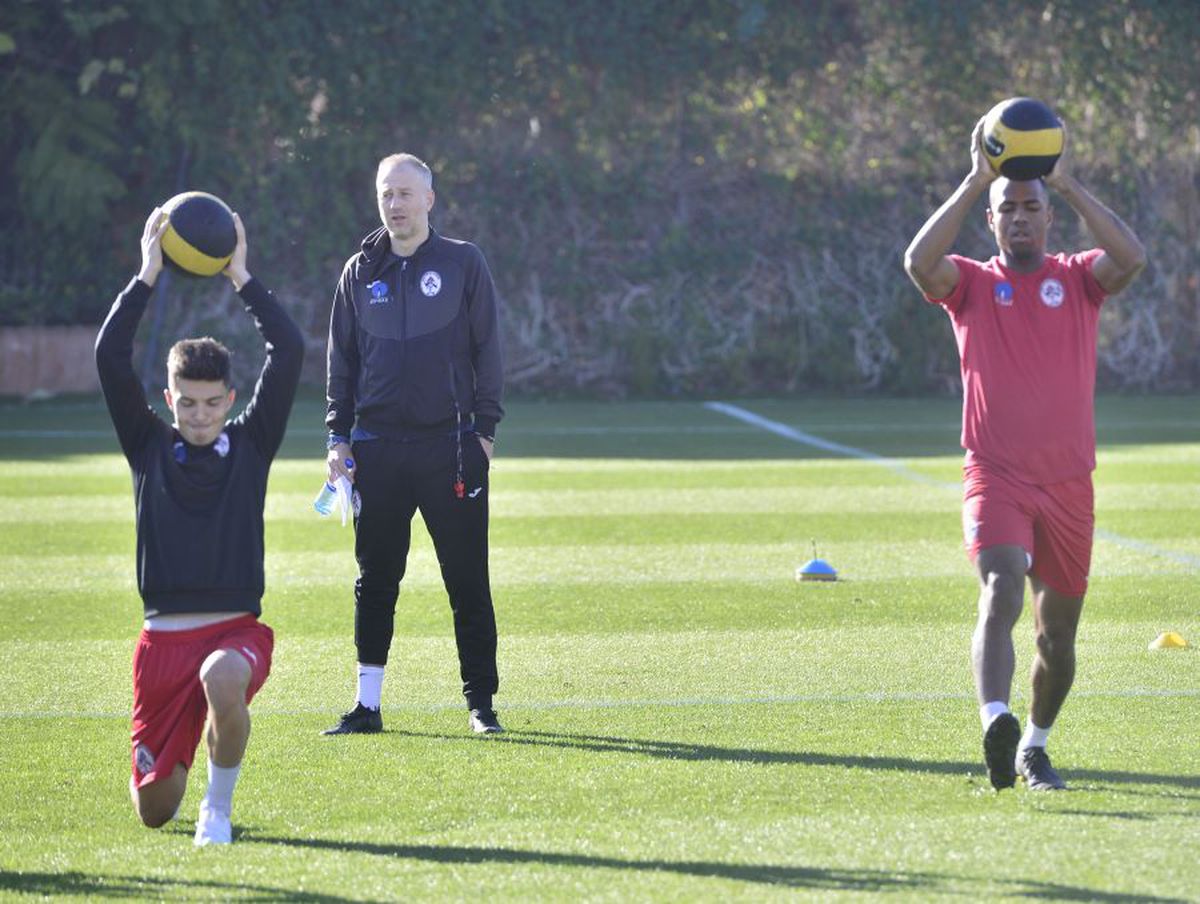 Gaz Metan // Edi Iordănescu, discurs dur: „Folosiți-vă toți neuronii, altfel luați avionul și plecați!” + jucătorii medieșenilor, baie în mare