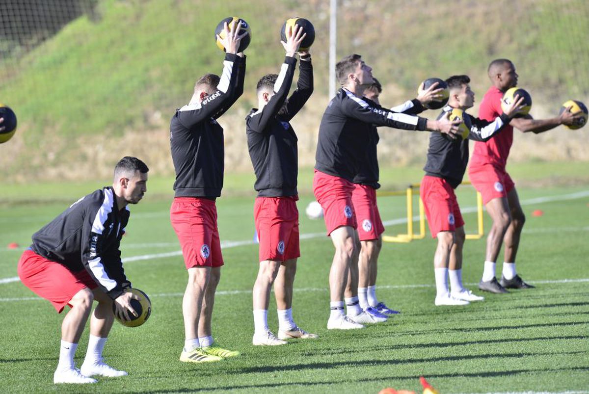 Gaz Metan // Edi Iordănescu, discurs dur: „Folosiți-vă toți neuronii, altfel luați avionul și plecați!” + jucătorii medieșenilor, baie în mare