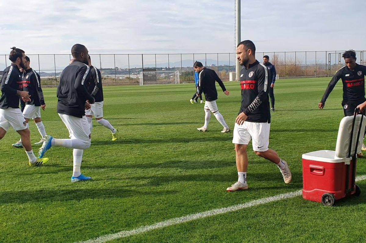 FOTO + VIDEO Marius Șumudică, anunț de ultimă oră: „Sunt în conflict cu șefii turci! Dacă mă vrea Craiova, să bage mâna în buzunar!”