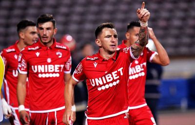 DINAMO // FOTO Noul echipament al „câinilor” e inspirat de la Ajax Amsterdam + roș-albii vor juca și în verde!