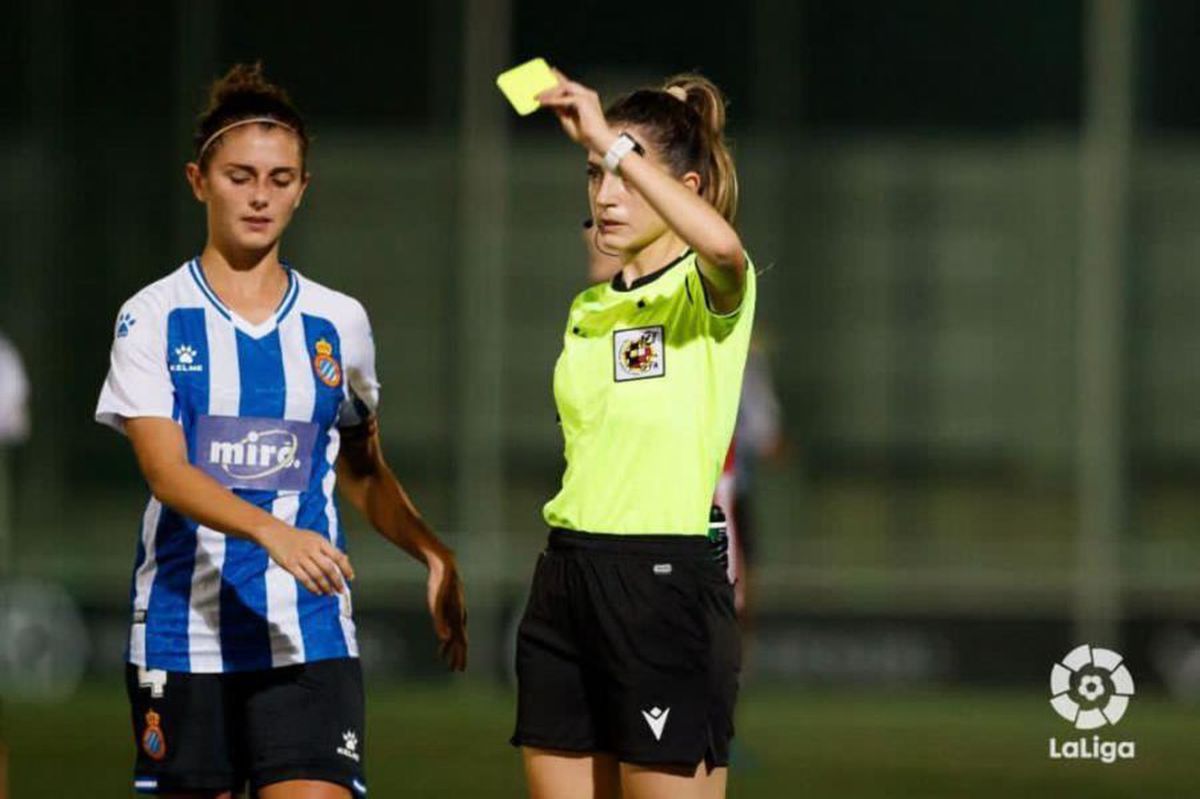 Povestea de succes a unei tinere din Spania: la 23 de ani, arbitrează în prima ligă, dar e și inginer aerospațial
