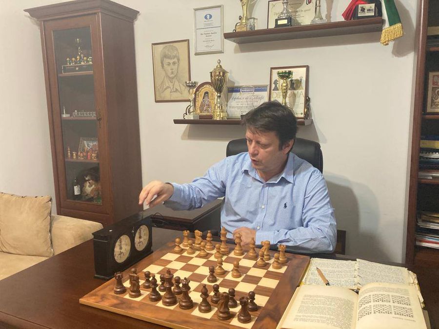 Vladimir Danilov mai folosește uneori ceasurile vechi de șah, care apar și în Vladimir Danilov mai folosește uneori ceasurile vechi de șah, care apar și în