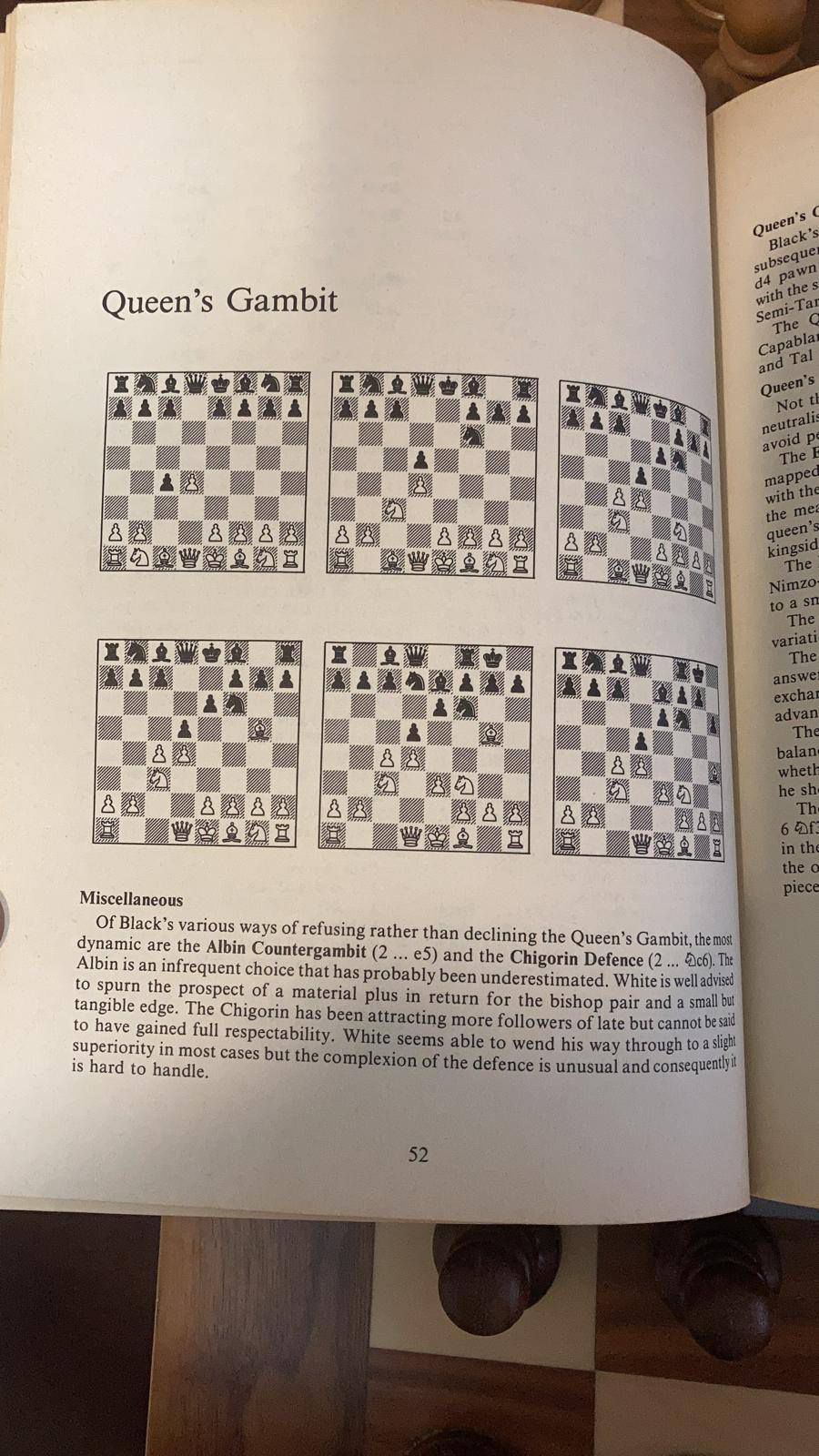 Așa arătau în anii '80 cărțile de studiu la șah, cea de față fiind deschisă chiar la Gambitul damei Așa arătau în anii '80 cărțile de studiu la șah, cea de față fiind deschisă chiar la Gambitul damei