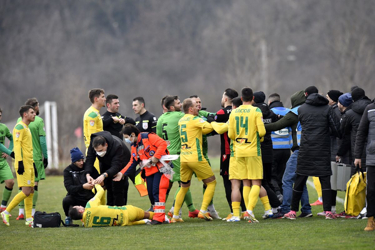 Starea fotbalistului băgat în spital de Mihai Eșanu: „Are mai multe fracturi și fisuri faciale”