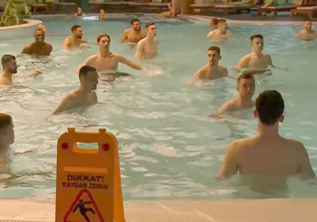 Și-au flexat mușchii la piscină: Deac, de pe coperta „Men's Health” + FCSB, ca la Herculane: cine a fost „victima” lui Crețu și Nikolov