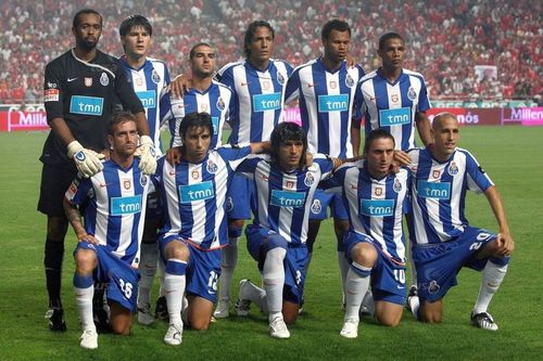 Lucho Gonzalez (centru jos) și Cristi Săpunaru, al doilea din stânga, sus, în sezonul 2008-2009 la FC Porto/ FOTO: Twitter @FC Porto
