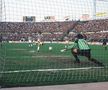 Juventinul Michel Platini execută un penalty la poarta aparătă de interistul Walter Zenga // Foto: Imago