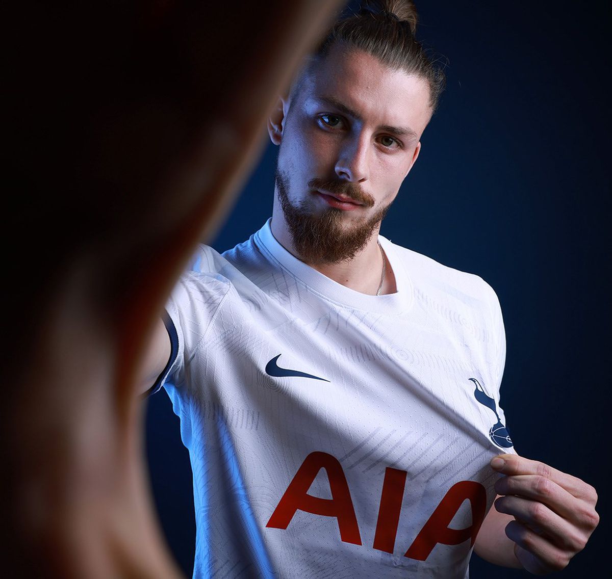 FOTO Radu Drăgușin, ședință foto la prezentarea la Tottenham