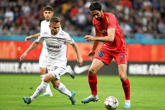 Răzvan Onea, în duel cu Andrea Compagno în FCSB - Rapid // foto: Imago Images