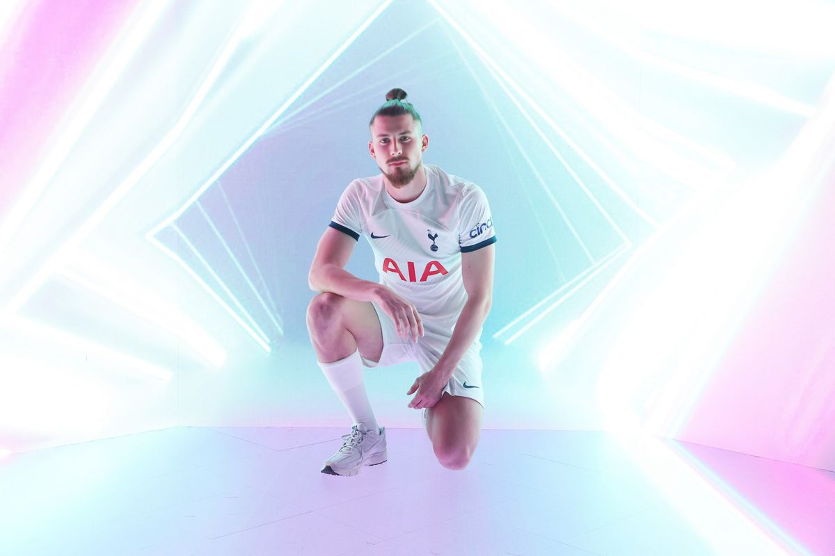 Prezentare de superstar! Cu ce fotbalist legendar al lui Spurs a fost comparat Drăgușin în postările oficiale