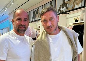 Îl recunoști? Fostul căpitan din Superligă s-a pozat alături de Francesco Totti la Dubai