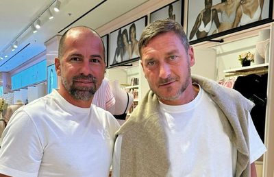 Îl recunoști? Fostul căpitan din Superligă s-a pozat alături de Francesco Totti la Dubai