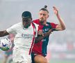 Radu Drăgușin, în dreapta, în meciul cu AC Milan // foto: Imago Images