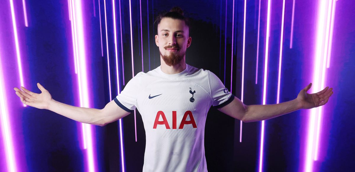 FOTO Radu Drăgușin, ședință foto la prezentarea la Tottenham