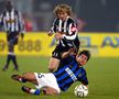 Pavel Nedved, în duel cu Emre Belozoglu // Foto: Imago