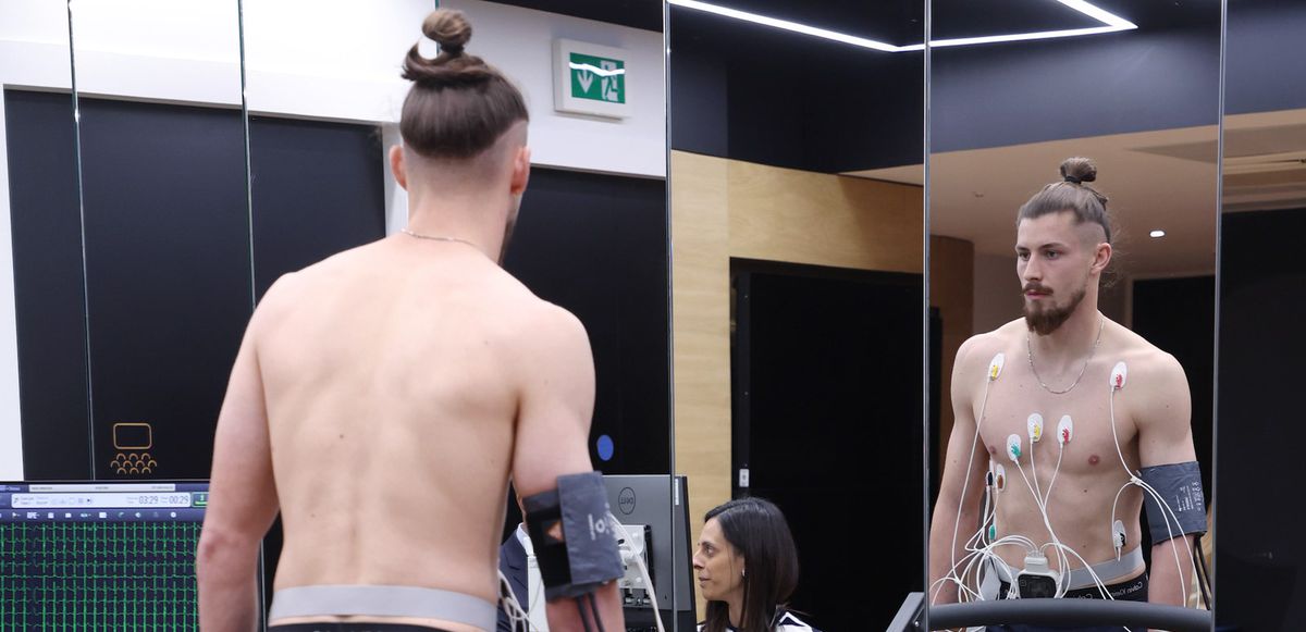 FOTO Radu Drăgușin, ședință foto la prezentarea la Tottenham