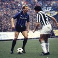 Karl-Heinz Rummenigge, într-un duel pentru balon / Foto: Imago