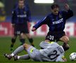 Zinedine Zidane, pus la pământ în duelul cu interistul Farinos // Foto: Getty Images