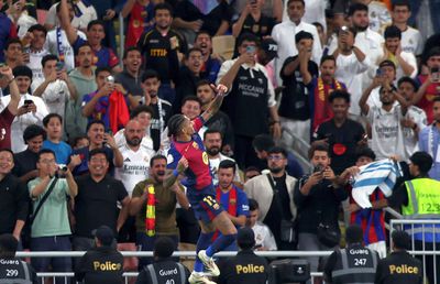 „Ăsta este noul fotbal?” » Opinie despre imaginile nemaivăzute cu „suporterii” amestecați în tribune la Real Madrid - Barcelona