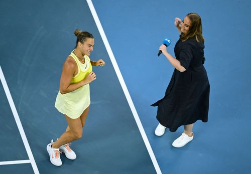Aryna Sabalenka și Jelena Dokic dansând la finalul partidei din turul 1 de la Australian Open Foto: Guliver/GettyImages