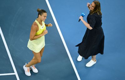 Campioana en titre de la Australian Open a pornit campania 2025 cu o victorie convingătoare și un dans în fața a 14.000 de spectatori