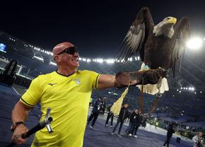 Incredibil ce a făcut omul care „dirijează” acvila care dă turul stadionului la fiecare meci al lui Lazio! » Chirurgul care l-a operat: „Este bine și deja «freamătă»”