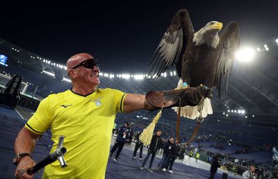 Incredibil ce a făcut omul care „dirijează” acvila care dă turul stadionului la fiecare meci al lui Lazio! » Chirurgul care l-a operat: „Este bine și deja «freamătă»”