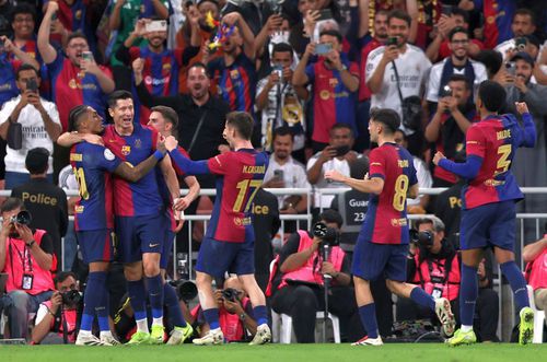 Jucătorii Barcelonei sărbătoresc triumful din Supercupa Spaniei, 5-2 cu Real Madrid // Foto: Getty Images