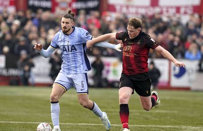 Nota lui Radu Drăgușin, după ce Tottenham s-a chinuit cu o echipă de Liga a 5-a din Anglia