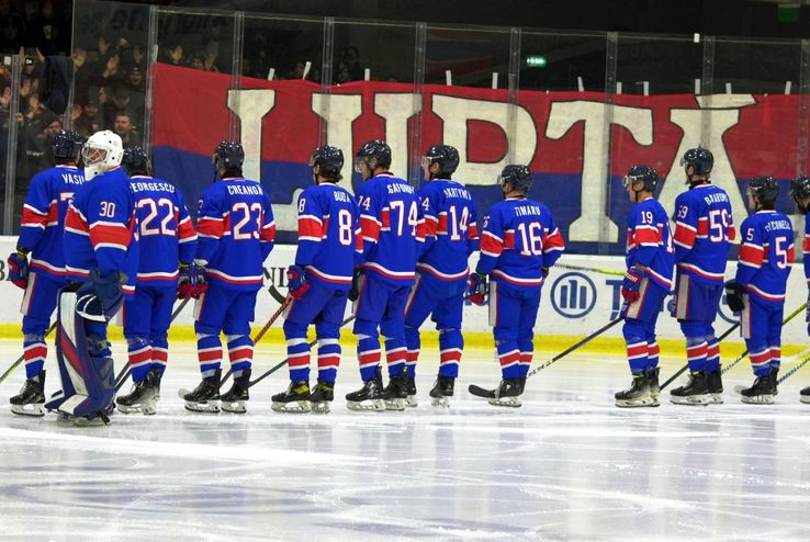 Echipa de hochei a „militarilor”, susținută frenetic de suporteri în „Allianz-Țiriac Arena” din Otopeni / Sursă foto: Facebook@ Steaua București