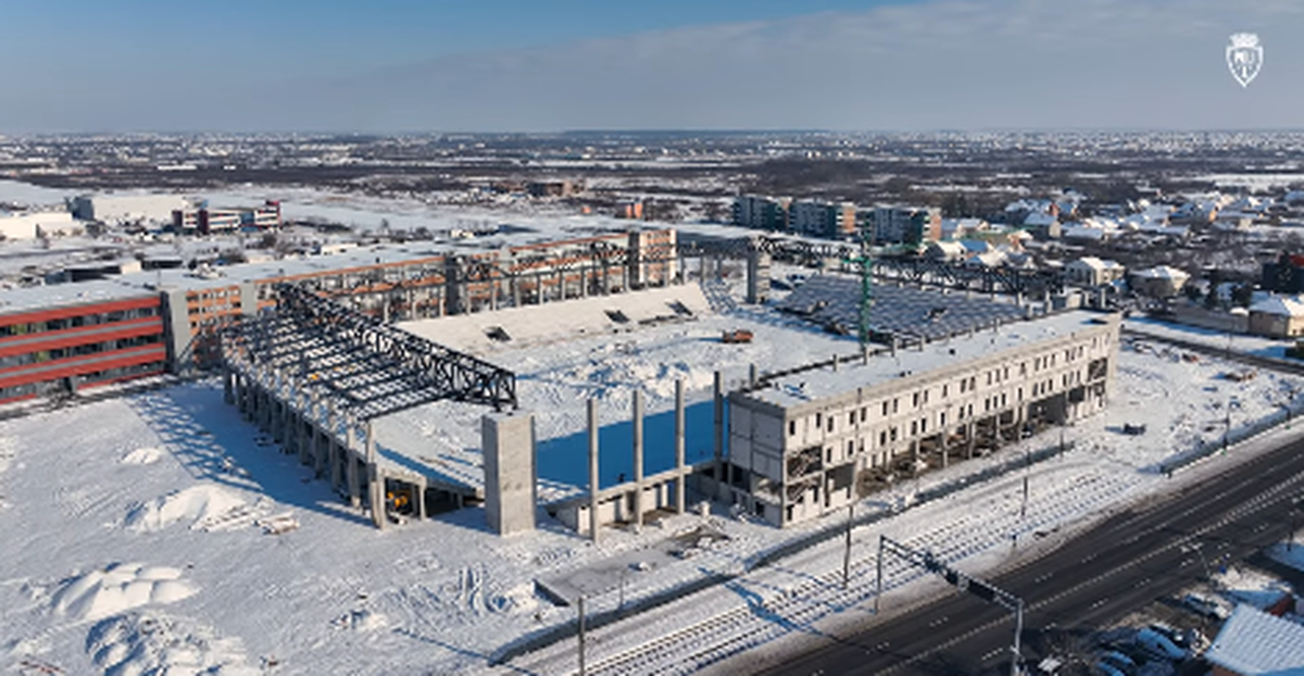 Răsare din zăpadă! Imagini spectaculoase cu stadionul mult așteptat în România