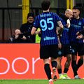 Federico Dimarco (mijloc) și Alessandrio Bastoni (stânga) celebrează golul marcat de Inter în meciul cu Napoli / Imago Images
