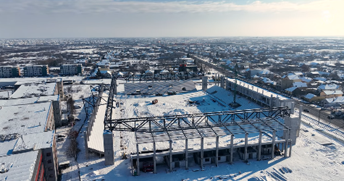 Răsare din zăpadă! Imagini spectaculoase cu stadionul mult așteptat în România