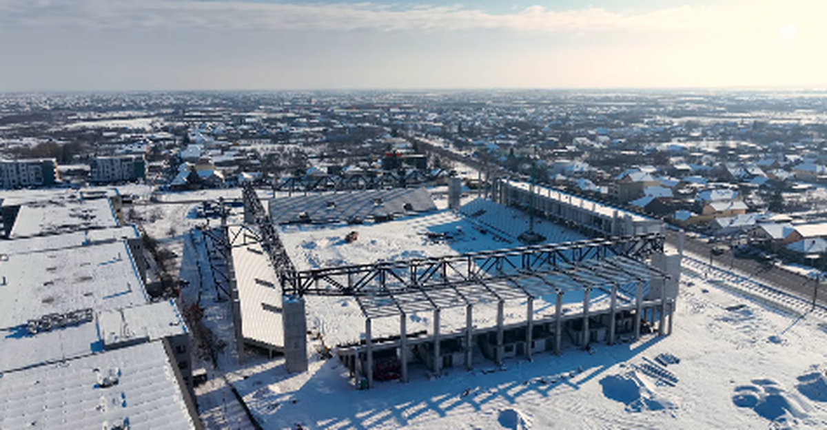 Răsare din zăpadă! Imagini spectaculoase cu stadionul mult așteptat în România