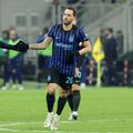 Hakan Calhanoglu va părăsi terenul, accidentat, în finalul meciului Inter - Napoli 2-2 / Foto: Imago