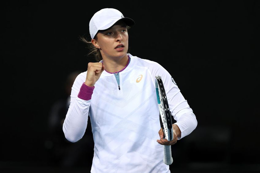 Iga Swiatek (17 WTA) a învins-o pe franțuzoaica Fiona Ferro (46 WTA), scor 6-4, 6-3, și o va înfrunta în optimile de finală de la Australian Open pe Simona Halep (2 WTA).