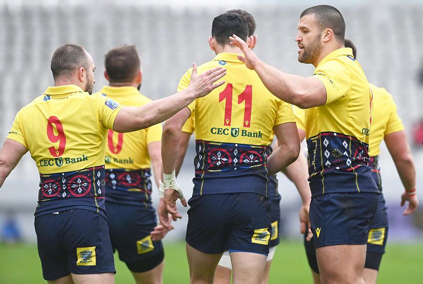 „Tricolorii” felicitându-se după un eseu // foto: Imago Images