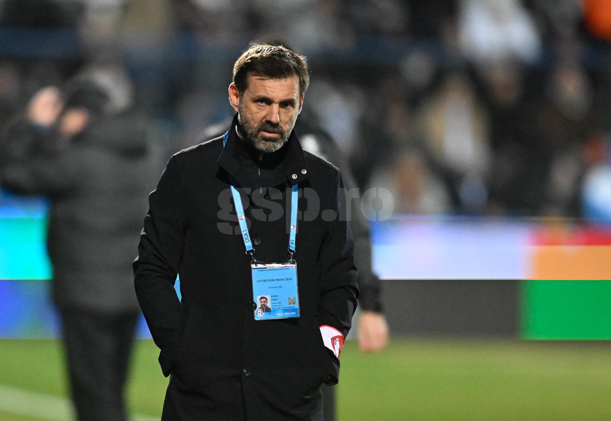 FOTO Zeljko Kopic, banderolă specială cu sigla lui Dinamo la meciul cu Farul