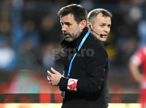 Zeljko Kopic, banderolă specială cu sigla lui Dinamo la meciul cu Farul