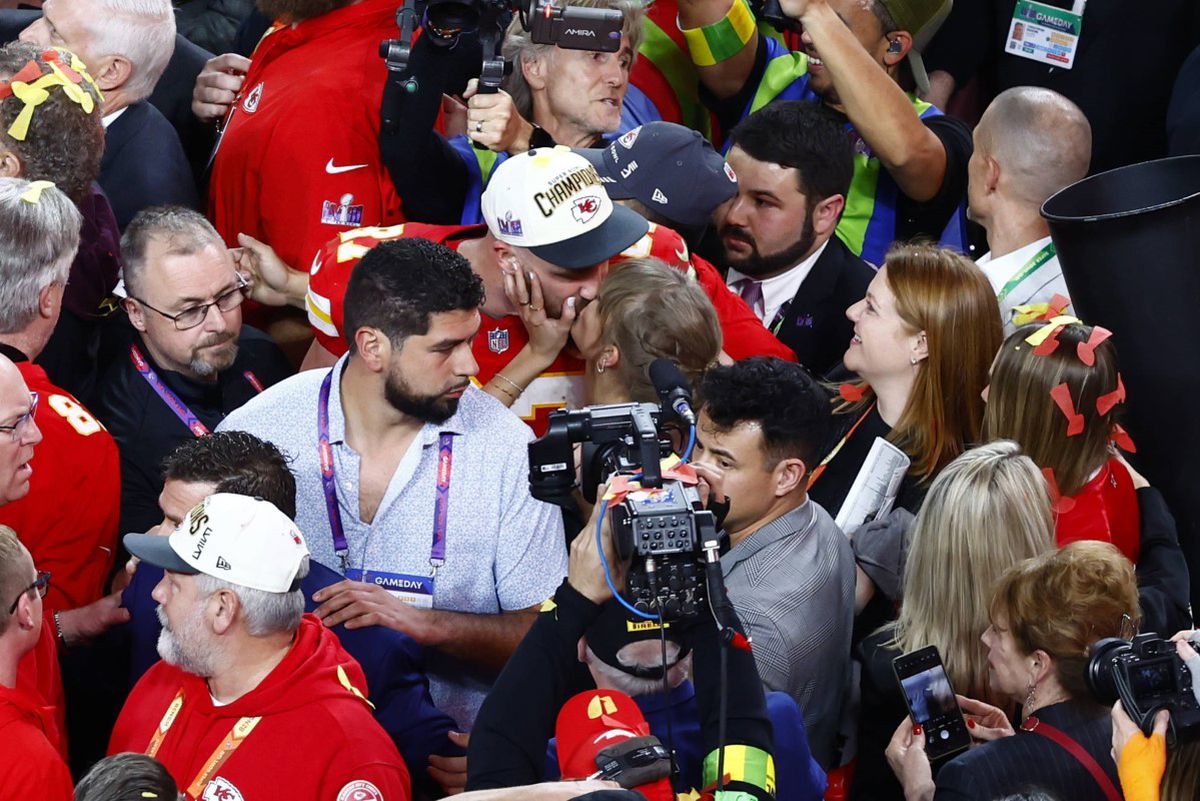 Taylor Swift a făcut haos în lojă la Super Bowl » Cum au surprins-o camerele TV