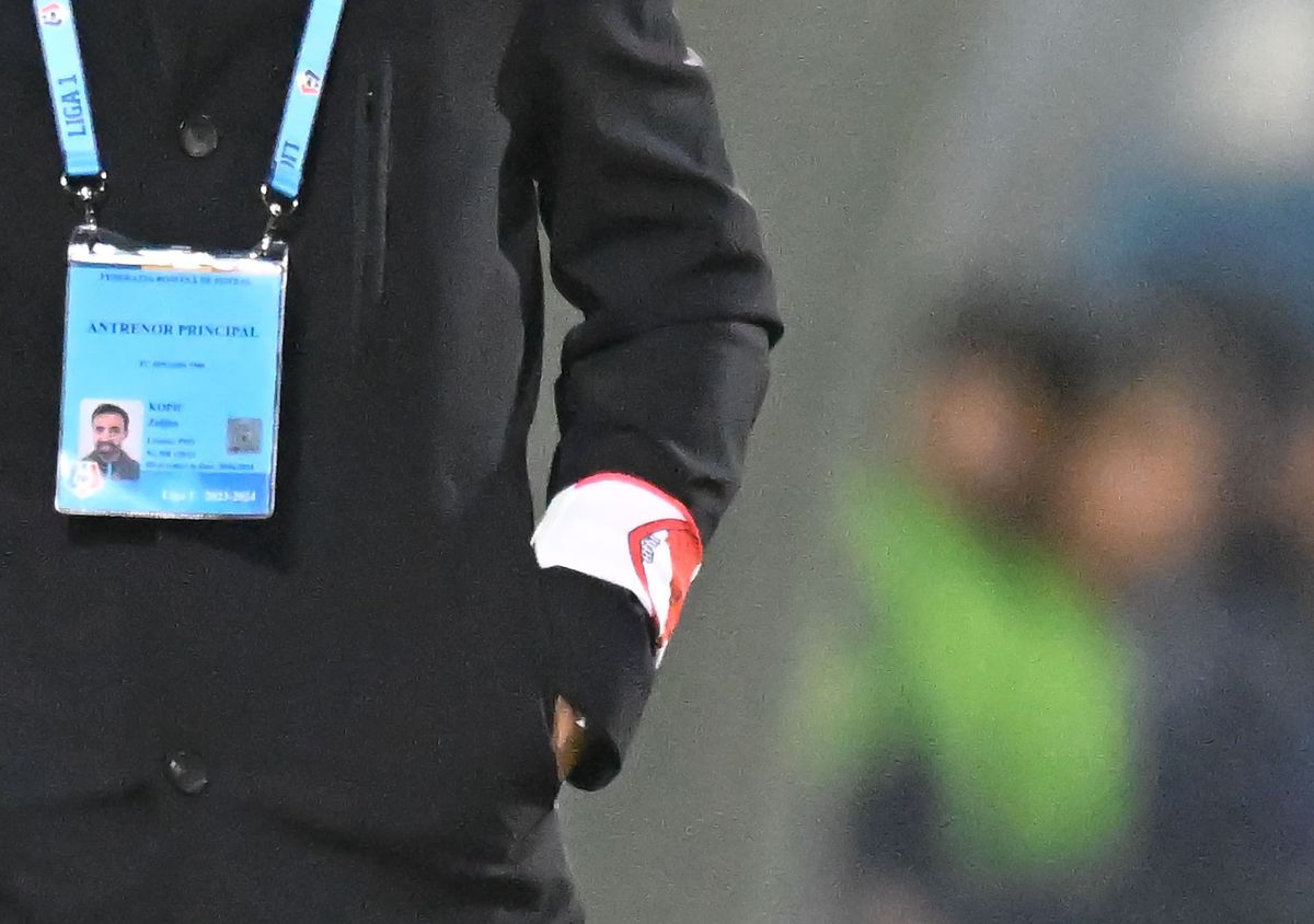 Cum a apărut Kopic la meciul cu Farul » Detaliul observat de reporterii GSP pe brațul antrenorului lui Dinamo + explicația acestuia: „Vreau să jucăm ca ei!”