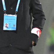 Farul - Dinamo, banderola cu sigla „câinilor” pe brațul antrenorului Kopic
