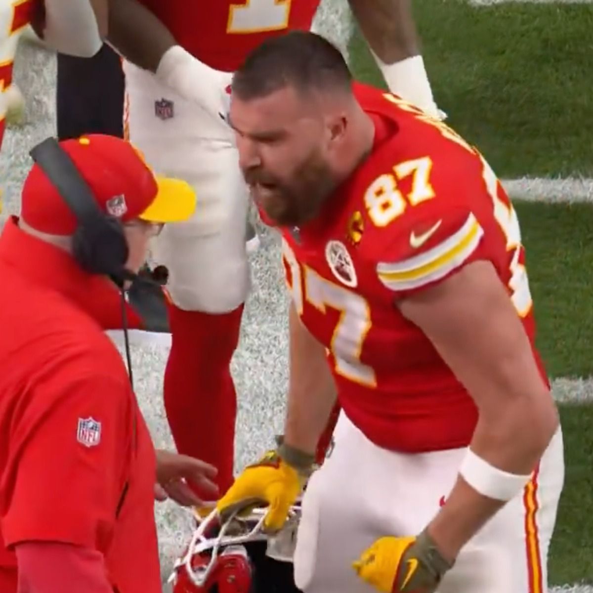 Travis Kelce, furios » Aproape că l-a pus la pământ la Andy Reid