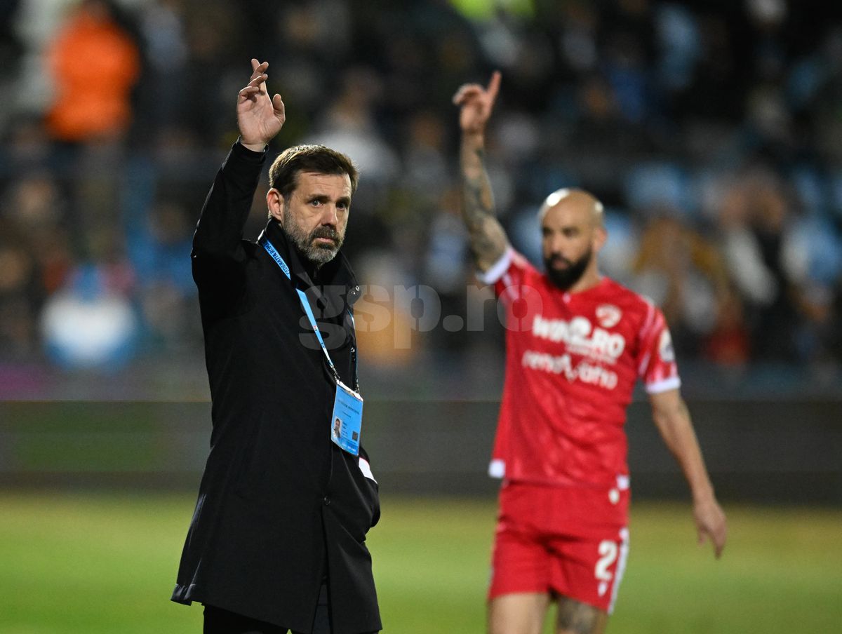 FOTO Zeljko Kopic, banderolă specială cu sigla lui Dinamo la meciul cu Farul