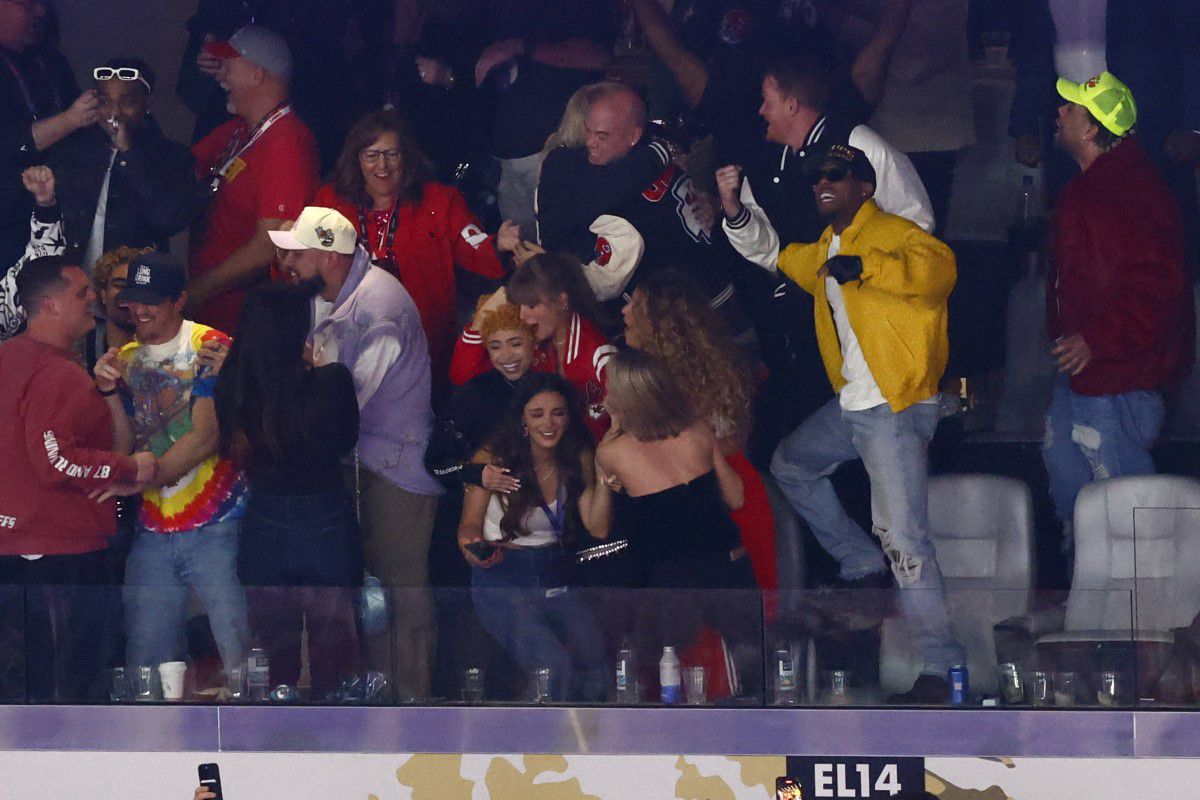 Ryan Reynolds, postare de două milioane de like-uri în timp ce soția urmărea Super Bowl lângă Taylor Swift