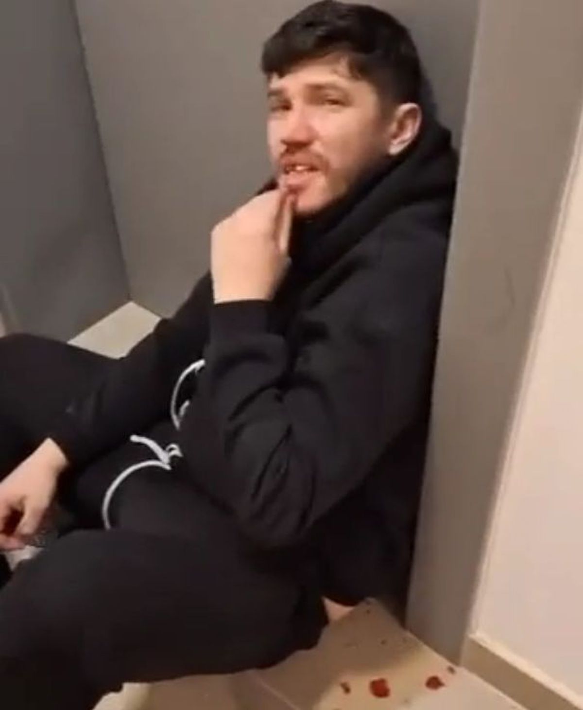 Imagini șocante cu „Dodel” Tănase » Întins pe jos, cu sânge la gură și incoerent în holul blocului: „Ce-am pățit?”